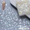 Decorações de nail art em formato de concha, novo estilo 2026, fragmentos pequenos, designs irregulares para unhas, adesivos de madrepérola, dourado e rosa pêssego da moda.