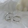 Anillo de Diseño Nicho de Lujo Ligero de Doble Círculo con Textura Irregular de Serpiente de Piedra Negra y Zircón Pequeño Apilable para Usar en Capas Estilo Único