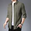 Camisa de manga larga de color liso para hombre 2021 verano nueva casual joven y de mediana edad color liso bolsillo con botón forro venta al por mayor
