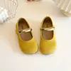 Sapatos Pequenos de Couro da Moda para Meninas 2026 Nova Coleção Primavera/Outono Sapatos Simples de Cor Sólida com Solado Macio Mocassins Sapatos Simples para Apresentação de Bebê