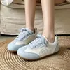 Estilo Campus Aumento de Altura Estudante 4CM Sapatos de Treino Alemães Femininos Estilo Outono 2026 Laço Versátil Sapatos Esportivos Leves Sapatos Brancos