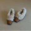 Zapatos peludos para mujer con tacones gruesos, estilo retro, forrados de felpa, perfectos para otoño e invierno, combinados con una falda de lana de cordero, de longitud hasta la pantorrilla, y zapatos planos de punta cuadrada