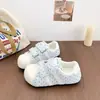 Sapatos baixos brancos de bolinhas com biqueira reforçada e velcro para mulheres, novo modelo outono 2026, tênis casuais leves versáteis para estudantes