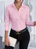 Camisa de mujer talla grande, color liso, corte ajustado, que ciñe la cintura, con frente plisado, mangas largas, cuello de botón y estilo profesional