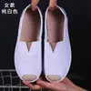 Zapatos de tela Bai Zhenhe Beijing, nuevo modelo de primavera, slip-on perezosos planos de suela suave, zapatos de lona transpirables para madres y señoras