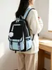Mochila moderna em duas cores com pingente de pompom fofo, fivela de tira, mochila escolar em estilo feminino, grande capacidade e mochila durável