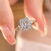 Yinyiyuan, un anillo hecho completamente de plata de ley S925, presenta un diseño único y elegante con una estética minimalista y versátil, ofreciendo un toque de lujo discreto.. Es un anillo perfecto para mujeres