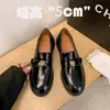 Versión de piel de vaca con plataforma dorada de moneda camelia mocasines de un solo paso para mujer punta redonda estilo británico tacón grueso suela gruesa zapatos pequeños de cuero jk
