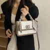 Bolsa Quadrada Pequena Retro de Luxo Flor Escura Bolsa Feminina Moda Nova Outono e Inverno 2025 Bolsa para o Dia a Dia Design de Fita Bolsa de Ombro