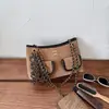 2026 Nova Bolsa de Axila Suede Retrô Feminina de Alto Padrão com Corrente de Ombro Único Transversal Bolsa de Mão Versátil para o Dia a Dia