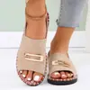 Europa y Estados Unidos nuevas sandalias planas para mujer transfronterizas tela elástico decoraciones metálicas zapatos de talla grande zapatos de playa al por mayor
