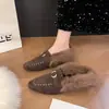 Sapatos peludos retrô para mulheres, novo estilo outono/inverno 2026, com aumento de altura, sandálias de calçar bico fechado com fivela de metal, quentes