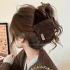 Presilha de cabelo de pelúcia cor de café estilo coreano, um acessório de cabelo sofisticado e versátil para mulheres, tamanho grande, realça o volume do cabelo, estilo presilha de tubarão