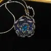 Pingente de Design Leve de Peônia Exquisita com Janela de Esmalte Azul em Ouro Branco 18K Banhado a Bronze Antigo Estilo Ocidental Artesanato Pesado