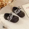 Zapatos versátiles de piel para niña, nueva colección primavera/otoño 2026, zapatos de princesa con lazo para niños, planos de tira única y punta poco profunda