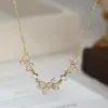 Cadena de clavícula elegante con microincrustaciones de circonita dorada auténtica para mujer, collar de mariposa de diseño único, gargantilla versátil minimalista