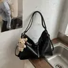Bolso tote de color liso de gran capacidad, nuevo diseño de moda para principios de otoño de 2026, bolso de hombro nicho de alta apariencia para mujer