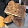 Novo Chapéu de Urso de Pelúcia de Inverno 2025 para Mulheres, Chapéu com Capuz Espesso e Quente para Adultos com Proteção para Orelhas, Estilo Fofo Lei Feng