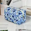 Bolsa de Maquiagem Vertical Estilo Ins com Estampa de Urso, Bolsa Almofada Portátil de Grande Capacidade para Viagem, Bolsa de Armazenamento para Cosméticos