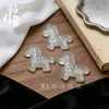 Colgante de Ágata Natural de Caballo Más Vendido en Transmisión en Vivo, Calcedonia Blanca Hielo, Colgante Lindo de Caballo de Dibujos Animados Estilo Chino, Suministro al Por Mayor de Nuevo Modelo