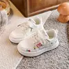 Tênis Branco com Estampa Floral para Meninas 2026 Primavera/Outono Novo Sapato Infantil Macio e Confortável Argan Sapatos Esportivos para Crianças Médias/Grandes