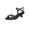 Sandalias Negras de Tacón Bajo Estilo Nuevo 2026 para Mujer, Verano, Tacón Medio Negro, Piel Suave, Sencillas, Versátiles, Punta Abierta, de una Sola Tira para Mujer