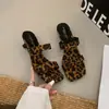 Sandalias retro estilo francés con estampado de leopardo para mujer, para uso exterior en verano, nuevo modelo 2026, puntera cuadrada, tacón fino, destalonadas, sandalias elegantes de tacón alto sin tiras
