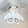 Abrigo de Invierno Personalizado para Niños Engrosado Cálido con Capucha Bordado Nuevo Estilo Abrigo Gránulos 2025 Terciopelo Dibujos Animados Bebé Marrón