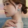 Pendientes de perlas de alta gama estilo retro de Hong Kong, flor de cuatro pétalos, nuevos pendientes explosivos, ligeros, de lujo, de estilo antiguo medio, de nicho, únicos.