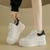 Sapatos femininos brancos de sola grossa para aumento de altura, tendência 2026 outono novo estilo coreano casuais com cadarço versáteis plataforma sapatos femininos