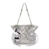 El bolso popular de estilo coreano para mujer de este año es el nuevo modelo de verano 2026 con una cadena de cuadros para llevar al hombro y bandolera para ir al trabajo.