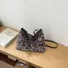 Bolso Tote de Moda Coreana con Estampado de Leopardo para Mujer, Bolso de Hombro Versátil de Gamuza, Bolso de Mano de Nicho con Tachuelas, Bolso Tipo Dumpling Moderno