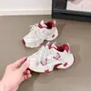 Nuevas zapatillas deportivas de malla transpirable para niñas, estilo dad shoes, verano 2026, suela suave, ligeras, cómodas, versátiles