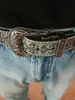 Cinto de couro em relevo com rebites, estilo vintage, versátil e único, cinto masculino com fivela de pino, cinto feminino decorativo para jeans