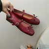 Sapatos de Ballet Marrons com Laço Retro Francês Novos da Primavera para Mulheres Sapatos Casuais Planos com Fivela Vermelha