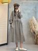 Vestido Midi de Algodão Retrô Artístico com Estampa Xadrez, Cordão na Cintura e Cadarço Feminino Nova Coleção Primavera Solto Emagrecedor