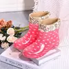 Sapatos e botas femininos estilosos e espessos com forro de fleece, sapatos de borracha para cozinha para adultos, galochas curtas impermeáveis e antiderrapantes