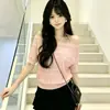 Elegante y suave top de punto calado de ganchillo de manga corta para mujer, nuevo modelo de verano 2026, favorecedor y versátil top de hombros descubiertos