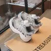 Tênis estilo pai para crianças com design de malha respirável e fivela giratória, novo modelo de outono para crianças maiores, meninos e meninas, sapatos casuais de sola macia