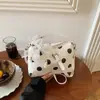 2026 Verão Novo Casual de Alto Valor Simples Bolsa Almofada de Mão Feminina Moda de Nicho Bolso Transversal de Ombro com Bolinhas