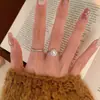 Anillo de Apilamiento de Diamantes Oversize de Lujo Accesible Estilo Medieval Vigilante para Mujer, Versátil, de Gama Alta, Diseño Elegante y Exquisito