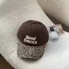 Boné de beisebol com estampa de leopardo bordada com letra para estudantes universitários, estilo retrô, afina o rosto, aba larga, circunferência da cabeça grande, copa macia