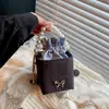 Bolso pequeño de forma de caja simple, nueva colección otoño 2026, bolso tote adornado con perlas con correa de cadena, elegante bolso de hombro pequeño para mujer