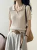 Top de punto elegante de color avena con cuello polo calado de manga corta para mujer, estilo 'old money' de verano, tacto de alta gama, camiseta de hombro normal