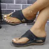 Chanclas para mujer, nuevo estilo de verano 2026, exportación del sudeste asiático, talla grande, diseño hueco, chanclas de suela gruesa metálicas, venta al por mayor