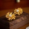 Pendientes Antiguos Medios Femeninos Diseño Nicho Sentido de Alta Gama Pendientes de Fuegos Artificiales Dorados Personalidad Irregular Exagerada Joyería de Oreja de Flor