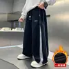 Ropa de Invierno para Niños Pantalones con Felpa Estilo Otoño e Invierno 2026 Nuevos Pantalones Deportivos para Niños Pantalones de Chándal Gruesos de Pierna Recta para Niños