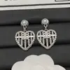 Estilo Nuevo Chanel Versión de Alta Gama Exquisitos No Descolorables Huecos Perla Forma de Corazón Estilo de Corte Doble C Letra Aretes Venta al por Mayor