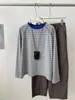 Camiseta Feminina Ins Estilo Coreano Color Block Gola Redonda Listrada Manga Longa, Top Estudante Raglan Macio e Amigo da Pele, Camisa Básica para Primavera e Outono