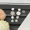 Suministro exclusivo transfronterizo de Xiaoxiangjia de auténticos pendientes de borlas de colores contrastantes doble C con diamantes y etiquetas, diseño simple y elegante estilo Chanel